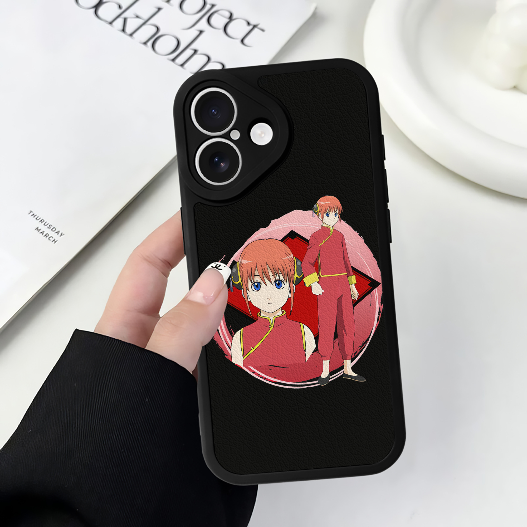 （画像用） ぎんたま 坂田銀時（さかたぎんとき） 神楽 志村新八（しむら しんぱち） GINTAMA Sakata Gintoki Kagura Shimura Shinpachi 【iPhone 16シリーズ対応】シリコンスマホケース（レザー調） 材質：シリコン